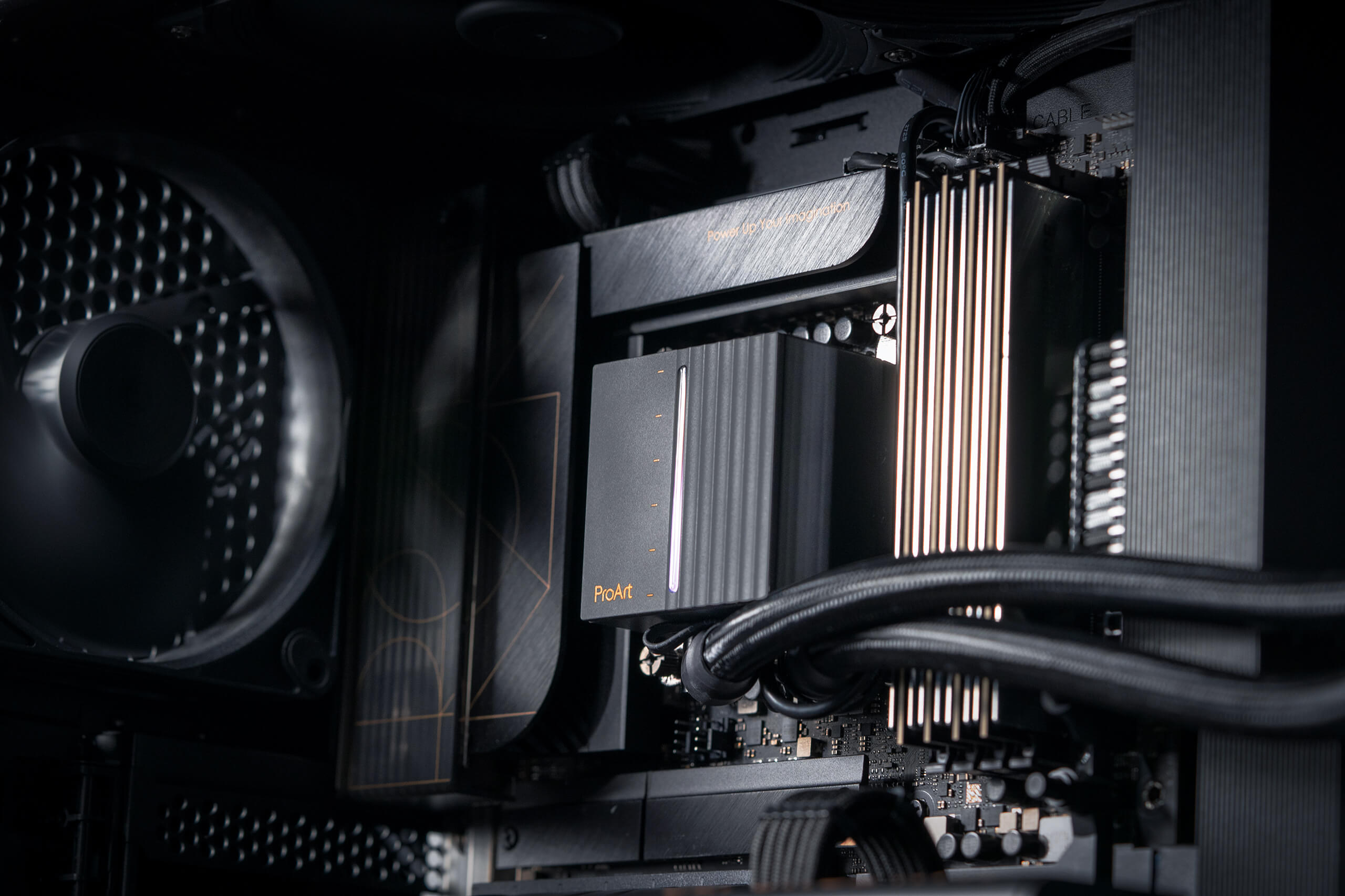 Foto binnenkant onder een hoek van 45 graden van de ProArt LC 360 pc build.